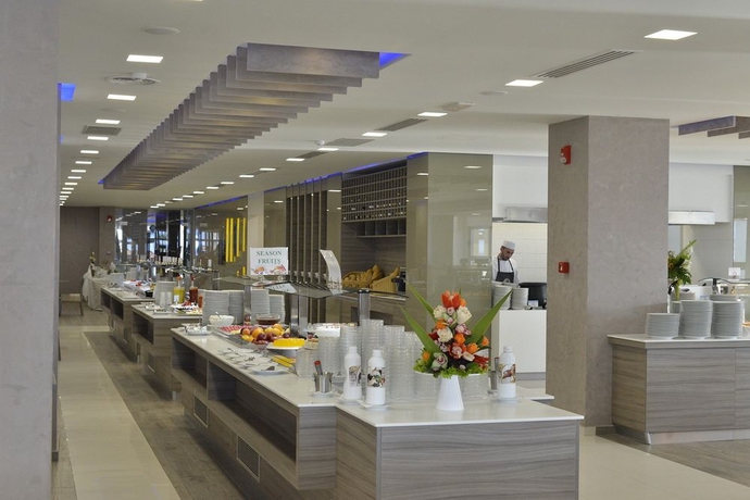 Imagen del bar/restaurante del Hotel CAROLINA MARE. Foto 2