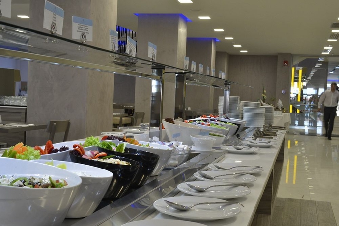 Imagen del bar/restaurante del Hotel CAROLINA MARE. Foto 3