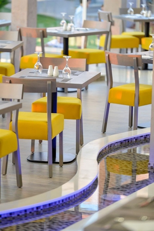 Imagen del bar/restaurante del Hotel CAROLINA MARE. Foto 8