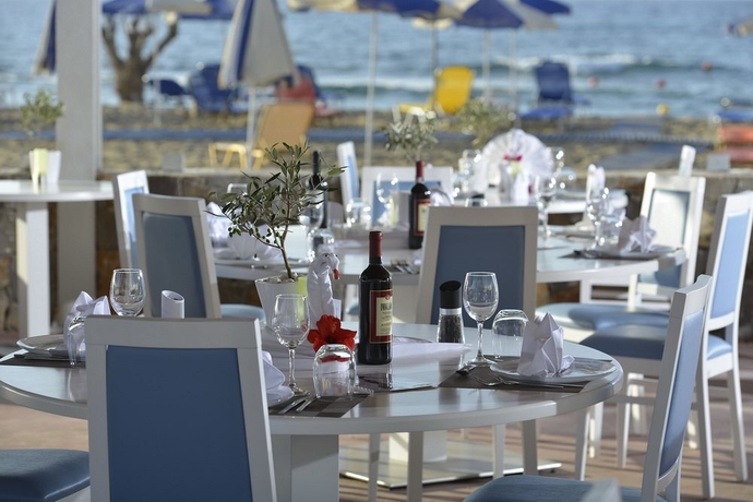 Imagen del bar/restaurante del Hotel CAROLINA MARE. Foto 11