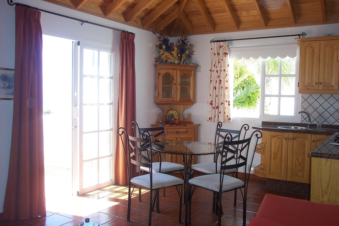 Imagen de la habitación del Hotel CASITAS MAURA. Foto 11