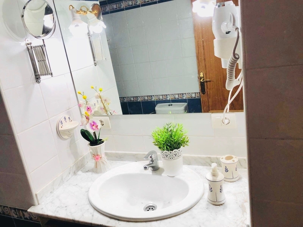 Imagen de la habitación del Hotel CASITAS MAURA. Foto 18