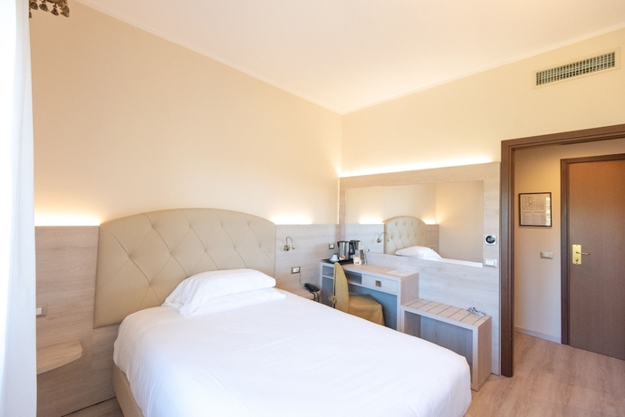 Imagen de la habitación del Hotel CASTELLO, Castel San Pietro Terme. Foto 3