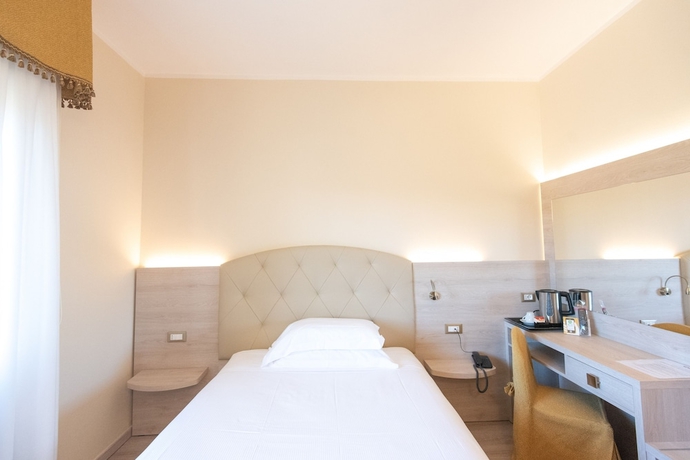 Imagen de la habitación del Hotel CASTELLO, Castel San Pietro Terme. Foto 13