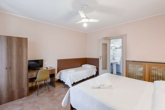 Imagen de la habitación del Hotel CASTELLO, Turín. Foto 17