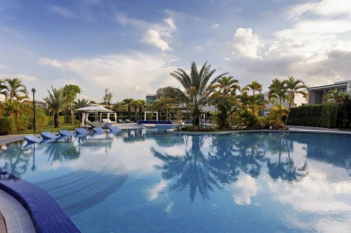 Imagen de la piscina del Hotel CASTLE BAYVIEW RESORT and SPA. Foto 18