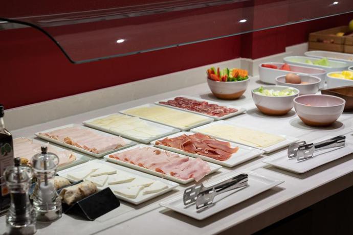 Imagen del bar/restaurante del Hotel CATALONIA EL RETIRO. Foto 2