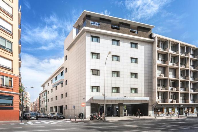 Imagen de los exteriores del Hotel CATALONIA EL RETIRO. Foto 12