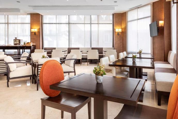 Imagen del bar/restaurante del Hotel CATALONIA EL RETIRO. Foto 3