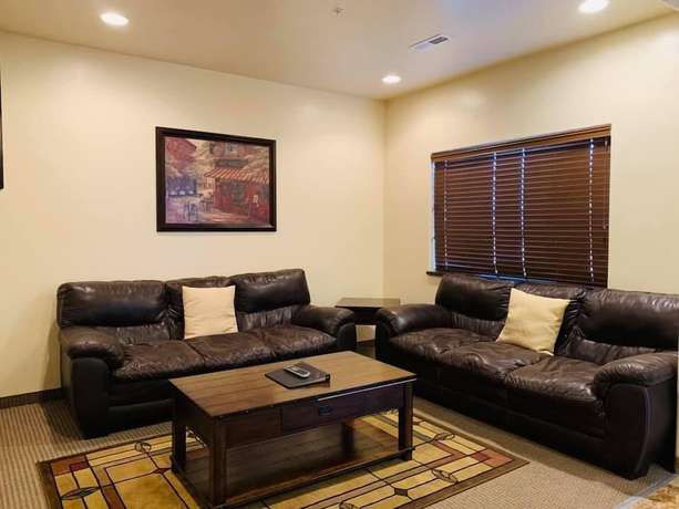 Imagen de la habitación del Hotel CBandM Executive Suites. Foto 8