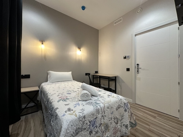 Imagen de la habitación del Hotel CC Opera Suites. Foto 9