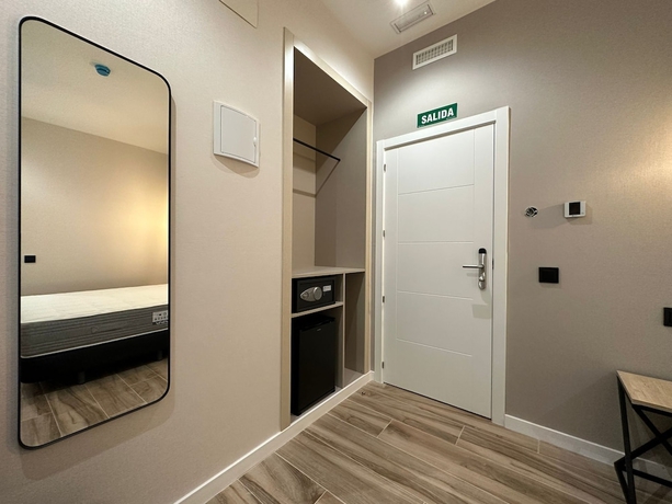 Imagen de la habitación del Hotel CC Opera Suites. Foto 11