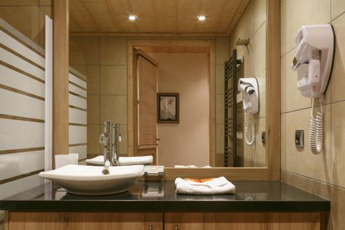 Imagen de la habitación del Hotel CGH R&eacute;sidences & Spas Le Napol&eacute;on. Foto 8