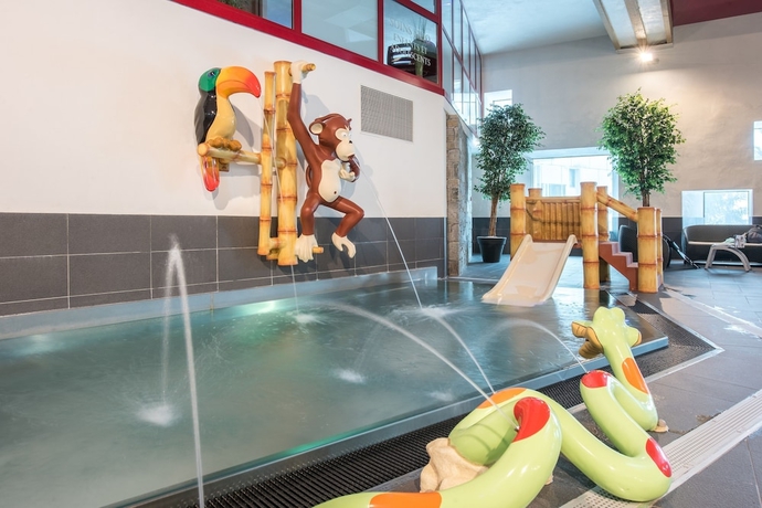 Imagen de la piscina del Hotel CGH Résidences and Spas Le Centaure. Foto 17