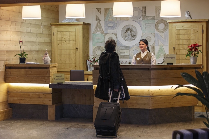 Imagen de los interiores del Hotel CGH R&eacute;sidences and Spas Le Napol&eacute;on. Foto 16