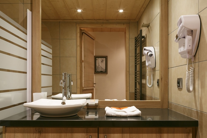 Imagen de la habitación del Hotel CGH R&eacute;sidences and Spas Le Napol&eacute;on. Foto 11