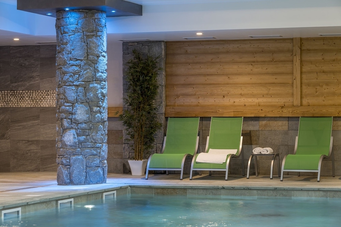Imagen de la piscina del Hotel CGH R&eacute;sidences and Spas Le Napol&eacute;on. Foto 17
