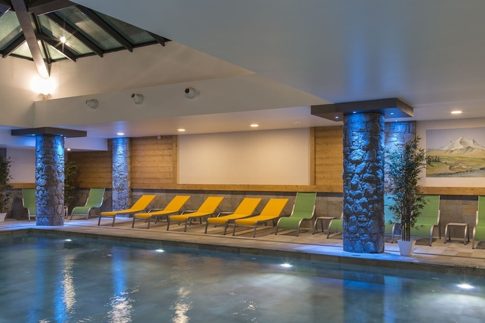Imagen de la piscina del Hotel CGH R&eacute;sidences and Spas Le Napol&eacute;on. Foto 18