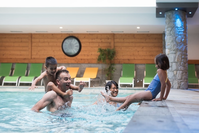 Imagen de la piscina del Hotel CGH R&eacute;sidences and Spas Le Napol&eacute;on. Foto 19