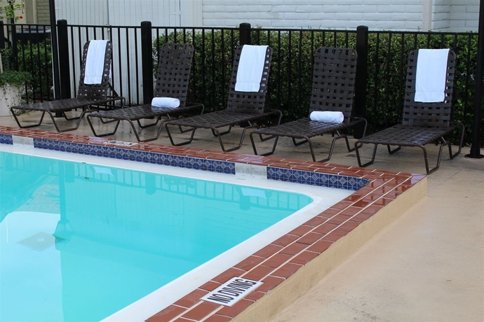 Imagen de la piscina del Hotel CHASE SUITE HOTEL. Foto 13