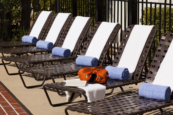 Imagen de la piscina del Hotel CHASE SUITE HOTEL. Foto 14