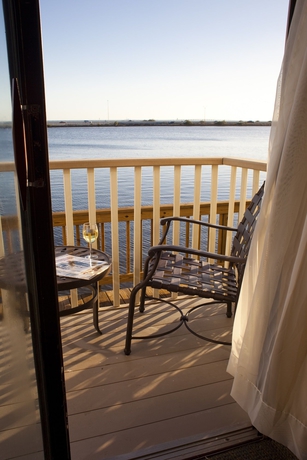 Imagen de los exteriores del Hotel CHASE SUITE HOTEL. Foto 10