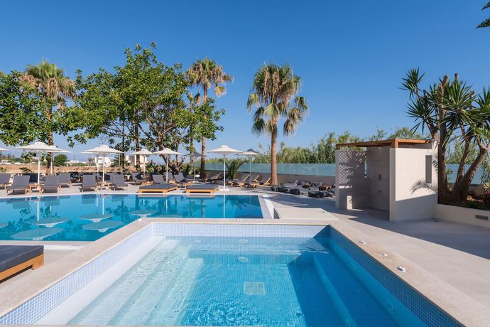 Imagen de la piscina del Hotel CHC Imperial Hotel &ndash; Adults Only. Foto 16