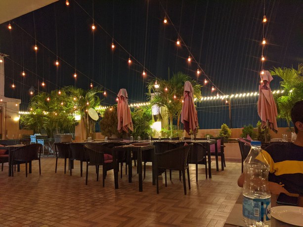 Imagen del bar/restaurante del Hotel CHINMAYE INN. Foto 1