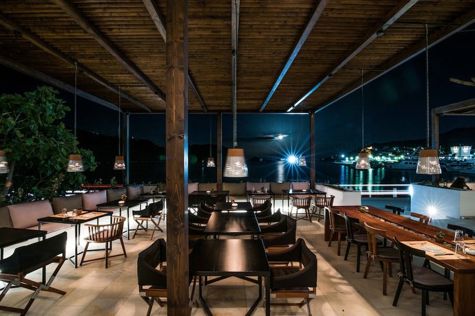 Imagen del bar/restaurante del Hotel CHRIS HOTEL. Foto 6