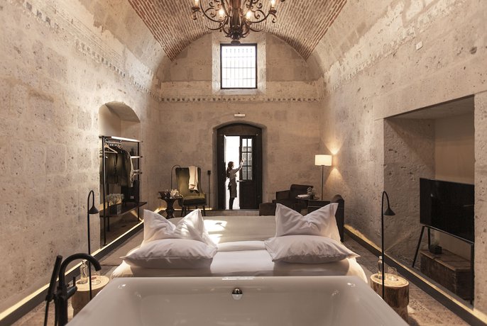 Imagen de la habitación del Hotel CIRQA - Relais and Ch&acirc;teaux. Foto 16