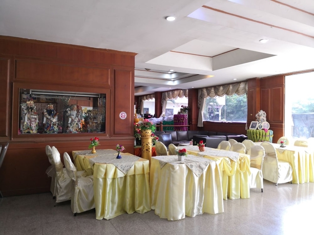 Imagen del bar/restaurante del Hotel CL Garden Inn. Foto 2