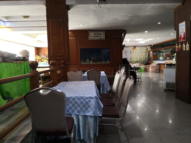 Imagen del bar/restaurante del Hotel CL Garden Inn. Foto 3