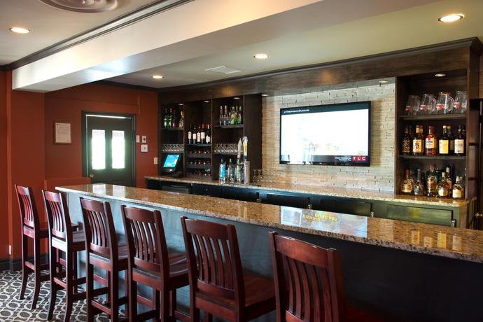 Imagen del bar/restaurante del Hotel CLARENVILLE INN. Foto 2