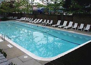 Imagen de la piscina del Hotel CLARION HOTEL BETHESDA PARK. Foto 3