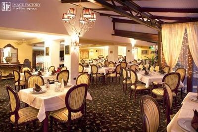 Imagen del bar/restaurante del Hotel CLASSIC INN, Brasov. Foto 2