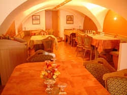 Imagen del bar/restaurante del Hotel CLAUDIU. Foto 2