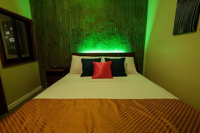 Imagen de la habitación del Hotel CLOCKWORKORANGE Luxury Suites 4mins from Airport. Foto 11