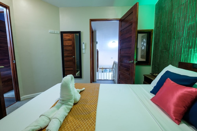 Imagen de la habitación del Hotel CLOCKWORKORANGE Luxury Suites 4mins from Airport. Foto 12
