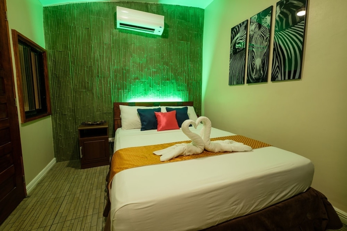 Imagen de la habitación del Hotel CLOCKWORKORANGE Luxury Suites 4mins from Airport. Foto 13
