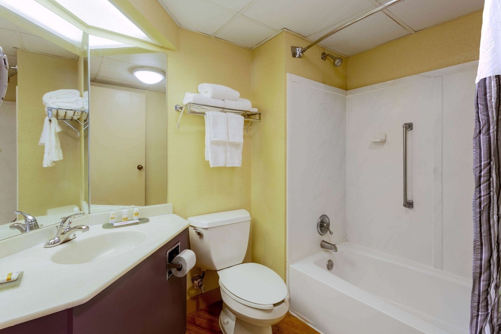 Imagen de la habitación del Hotel CLT Airport Inn & Suites. Foto 13