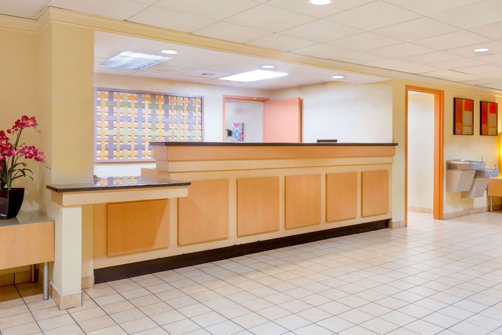 Imagen de los interiores del Hotel CLT Airport Inn & Suites. Foto 16