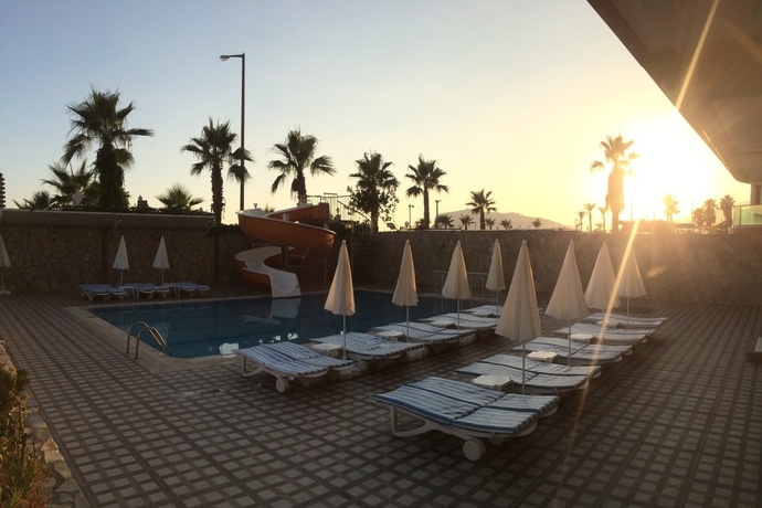 Imagen general del Hotel CLUB BAYAR BEACH HOTEL. Foto 2