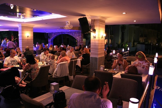 Imagen del bar/restaurante del Hotel CLUB DANTE. Foto 3
