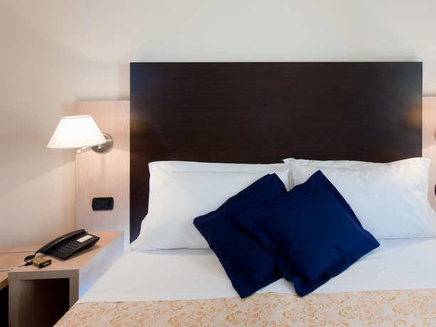 Imagen de la habitación del Hotel CLUB HOUSE ROMA. Foto 11