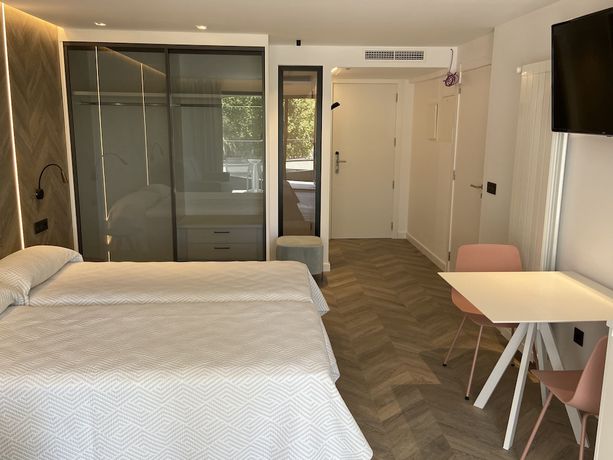 Imagen de la habitación del Hotel CLiMiA Belroy. Foto 6