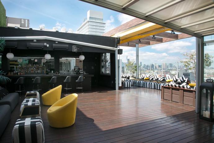 Imagen de los exteriores del Hotel CODA Williamsburg. Foto 9