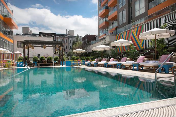 Imagen de la piscina del Hotel CODA Williamsburg. Foto 10