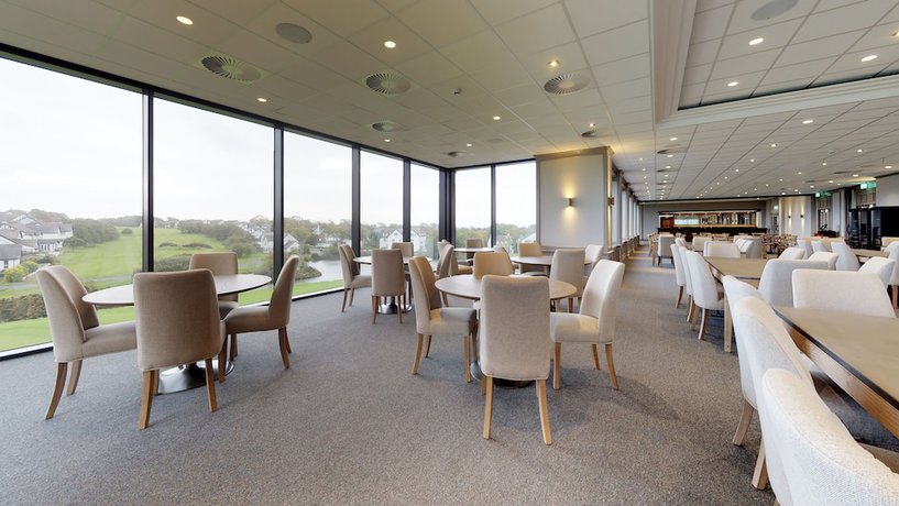 Imagen del bar/restaurante del Hotel COMIS and Golf Resort. Foto 4