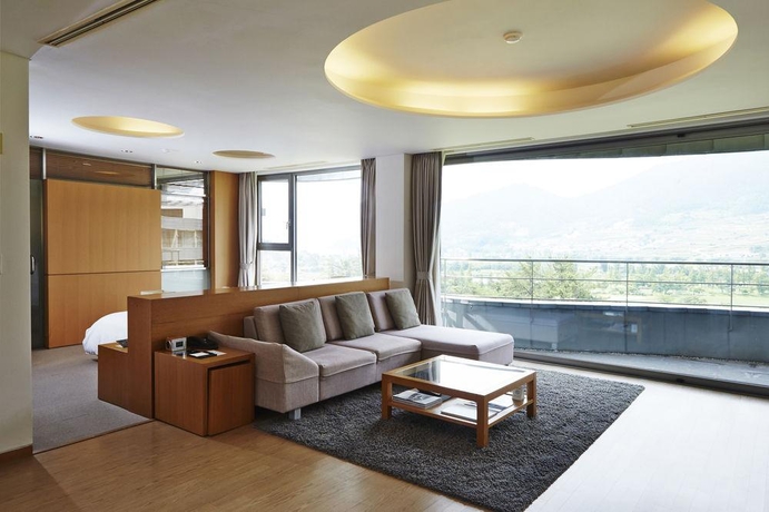 Imagen general del Hotel COMPLEJO TUR&Iacute;STICO Y BALNEARIO GOLF HILTON NAMHAE. Foto 1