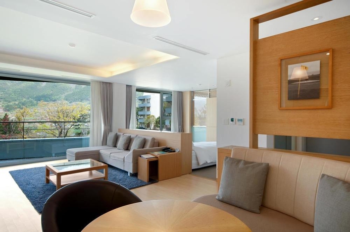 Imagen general del Hotel COMPLEJO TUR&Iacute;STICO Y BALNEARIO GOLF HILTON NAMHAE. Foto 3